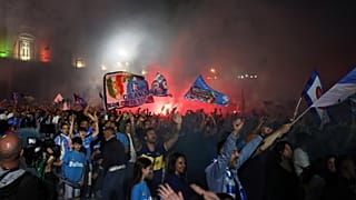 Οι οπαδοί της Νάπολι πανηγυρίζουν