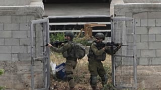 جنود إسرائيليون يقومون بتفتيش قرية فلسطينية مجاورة لمستوطنة بروقين في الضفة الغربية بتاريخ 23 أيار 2025