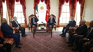رجب طیب اردوغان، رئیس جمهوری ترکیه با احمد شرع، رئیس دولت موقت سوریه در دفتر کار دلمه‌باهچه، ۲۴ مه ۲۰۲۵ دیدار می کند.