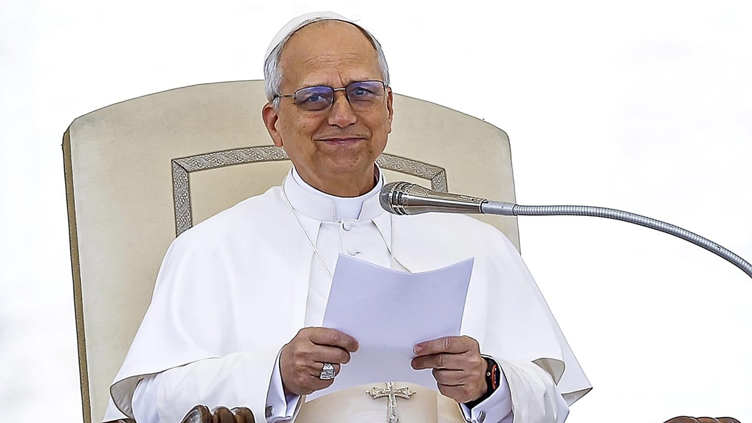 Papież Leon XIV udziela swojej pierwszej cotygodniowej audiencji generalnej na placu Świętego Piotra w Watykanie, 21 maja 2025 r.