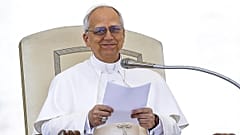 Papież Leon XIV udziela swojej pierwszej cotygodniowej audiencji generalnej na placu Świętego Piotra w Watykanie, 21 maja 2025 r.