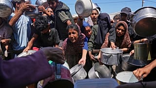 فلسطينيون يكافحون للحصول على الطعام في قطاع غزة 23 مايو 2025