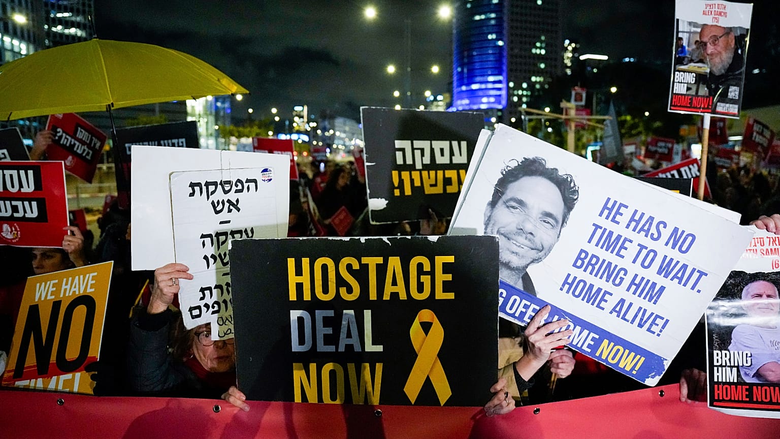 نساء إسرائيليات يطالبن بالإفراج الفوري عن الرهائن الإسرائيليين المحتجزين في قطاع غزة من قبل حركة حماس في مظاهرة في تل أبيب، إسرائيل، الخميس، 1 فبراير/شباط 2024.