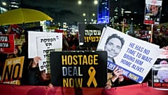 نساء إسرائيليات يطالبن بالإفراج الفوري عن الرهائن الإسرائيليين المحتجزين في قطاع غزة من قبل حركة حماس في مظاهرة في تل أبيب، إسرائيل، الخميس، 1 فبراير/شباط 2024.