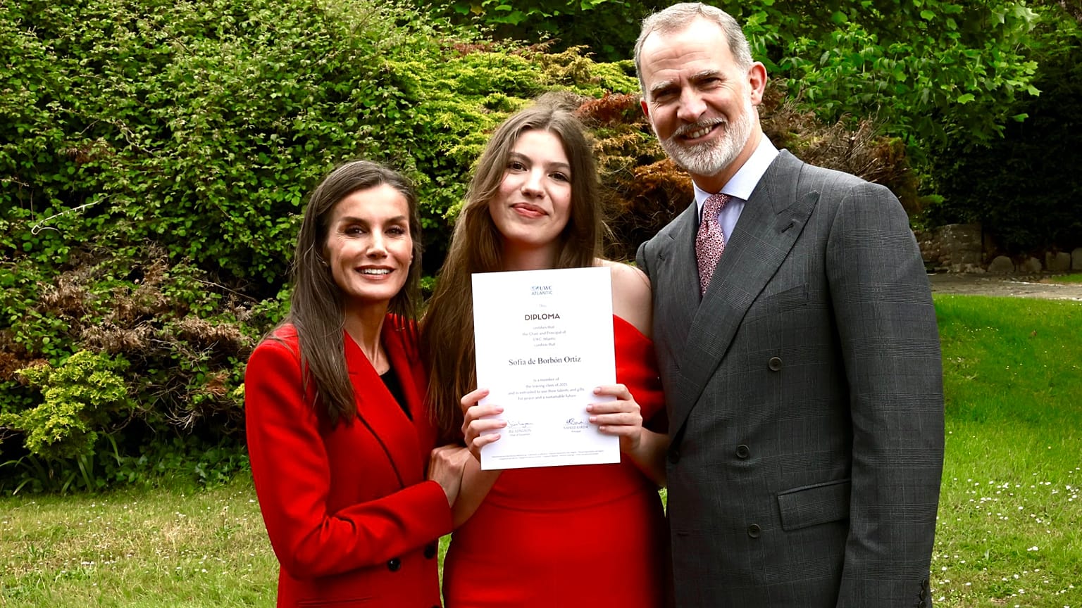 La infanta Sofía recién graduada con sus padres, el rey Felipe VI y la reina Letizia