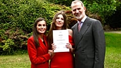 La infanta Sofía recién graduada con sus padres, el rey Felipe VI y la reina Letizia