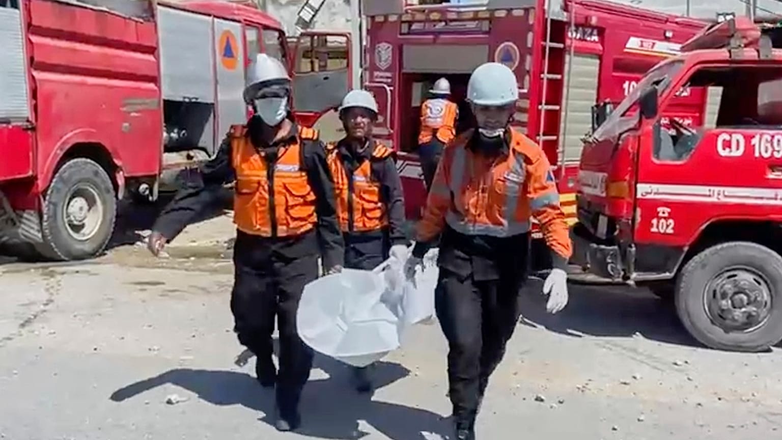 عمال الدفاع المدني في غزة وهم يجمعون رفات بشرية بعد غارة إسرائيلية على منزل في خان يونس أسفرت عن مقتل تسعة من أبناء طبيبة كانت في عملها، السبت 24 أيار/ مايو 2025.