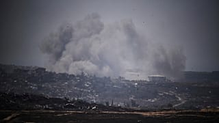 Trabajadores recogen restos humanos tras un ataque israelí contra una vivienda en Khan Younis que mató a nueve de los diez hijos de un médico. Franja de Gaza, 24 de mayo.