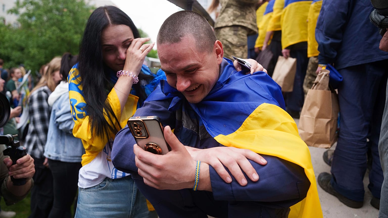 Un soldado ucraniano habla por teléfono con su familiar tras regresar de su cautiverio durante un intercambio de prisioneros de guerra entre Rusia y Ucrania, 24 de mayo, 2025.