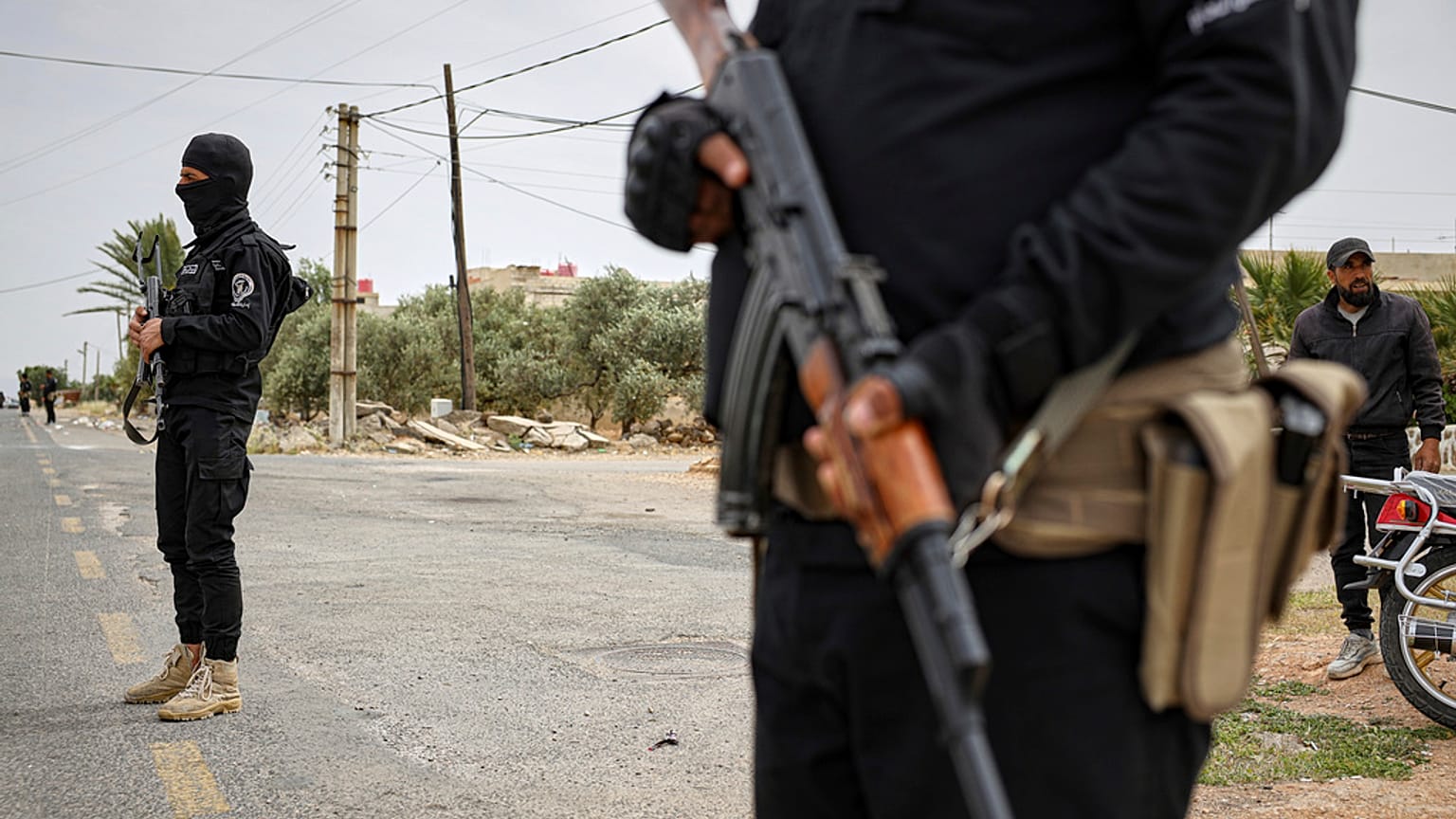 صورة لانتشار قوات الأمن العام السوري على الطريق الدولي دمشق السويداء