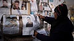 صور لمفقودين سوريين معلقة في ساحة المرجة في دمشق، سوريا، الأحد 22 ديسمبر 2024
