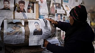 صور لمفقودين سوريين معلقة في ساحة المرجة في دمشق، سوريا، الأحد 22 ديسمبر 2024