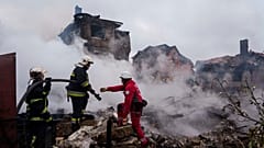 Rettungskräfte löschen am Sonntag, den 25. Mai 2025, das Feuer eines durch einen russischen Streik zerstörten Hauses im Dorf Markhalivka im Gebiet Kiew, Ukraine. (AP Photo/Evgeniy Maloletka)