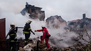 Equipas de salvamento apagam o fogo de uma casa destruída por um ataque russo na aldeia de Markhalivka, região de Kiev, Ucrânia, domingo, 25 de maio de 2025. (AP Photo/Evgeniy Maloletka)