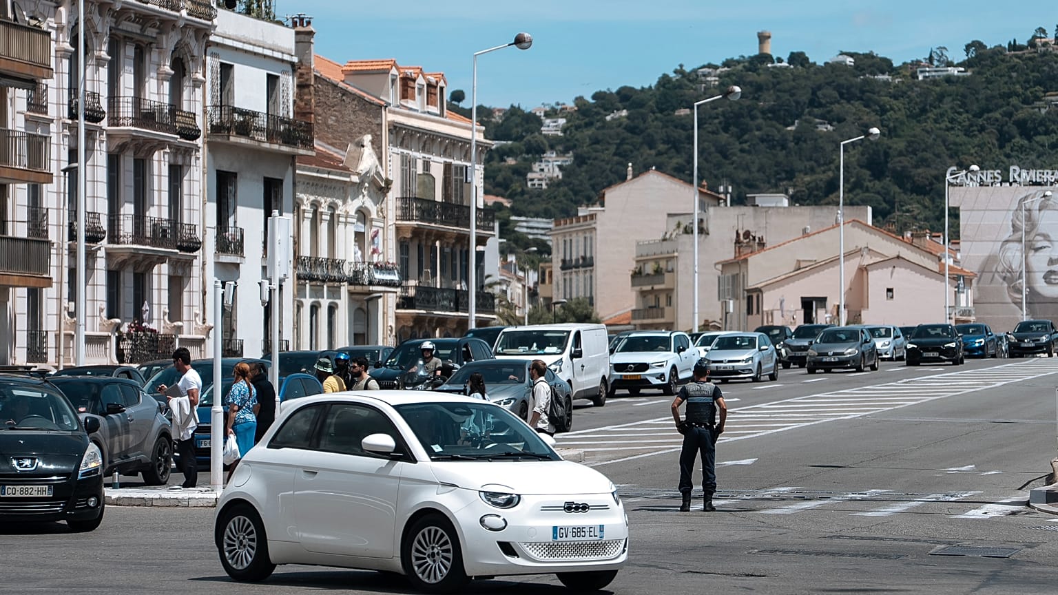 Police direct traffic during an electricity outage in Cannes, 24 May, 2025