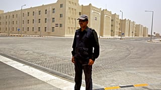 حارس يقف بالقرب من مبنى حكومي قطري 