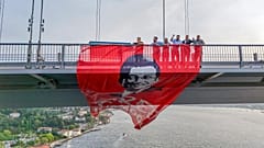 'İmamoğlu'na Özgürlük' pankartının köprüye asıldığı anlar.