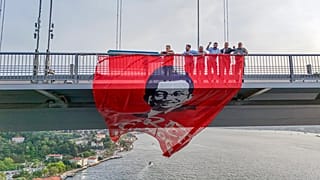 'İmamoğlu'na Özgürlük' pankartının köprüye asıldığı anlar.