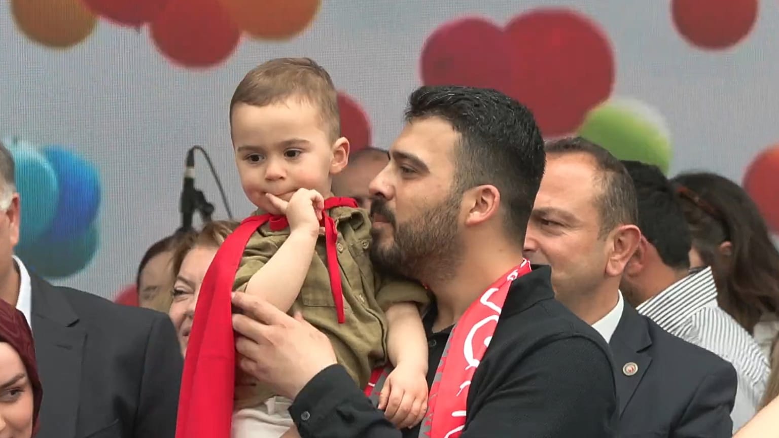 Ali Asaf etkinliğe babasının kucağında katıldı.