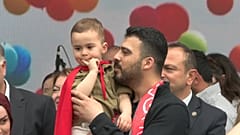 Ali Asaf etkinliğe babasının kucağında katıldı.