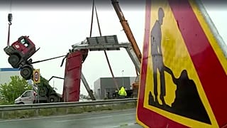 شاحنة تُربك حركة المرور في بلغاريا 