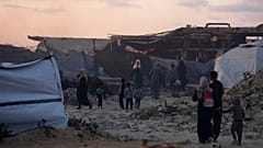آوارگان فلسطینی در اردوگاهی موقت  در بندر شهر غزه 