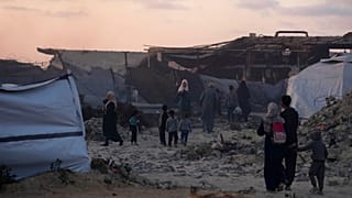 آوارگان فلسطینی در اردوگاهی موقت در بندر شهر غزه