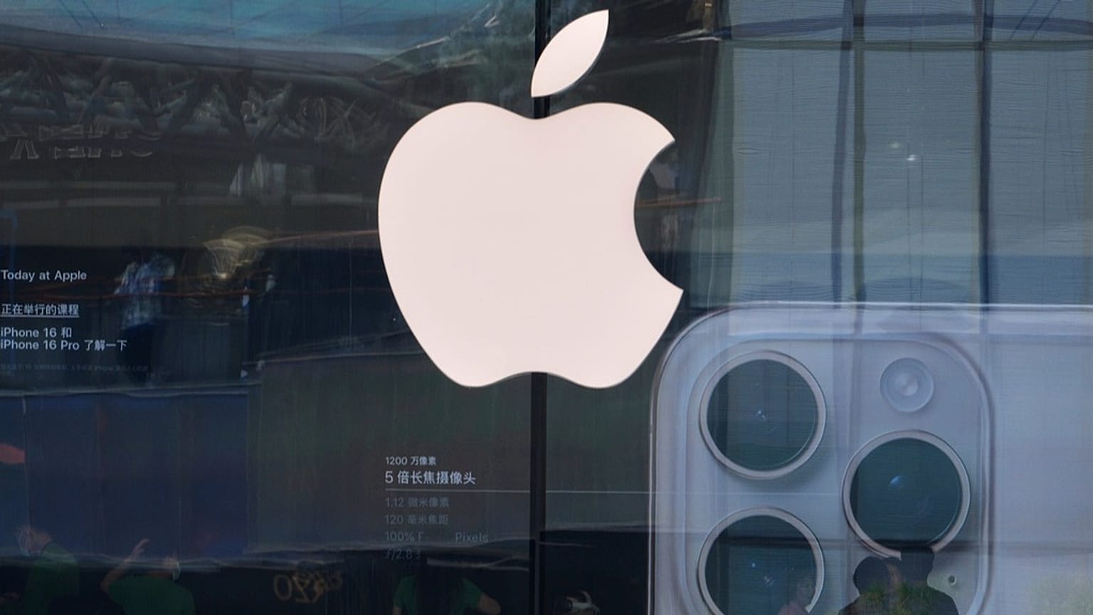  متجر Apple يروّج لهاتف iPhone 16 في مركز تسوّق مفتوح في بكين، 11 مايو 2025.