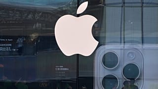  متجر Apple يروّج لهاتف iPhone 16 في مركز تسوّق مفتوح في بكين، 11 مايو 2025.