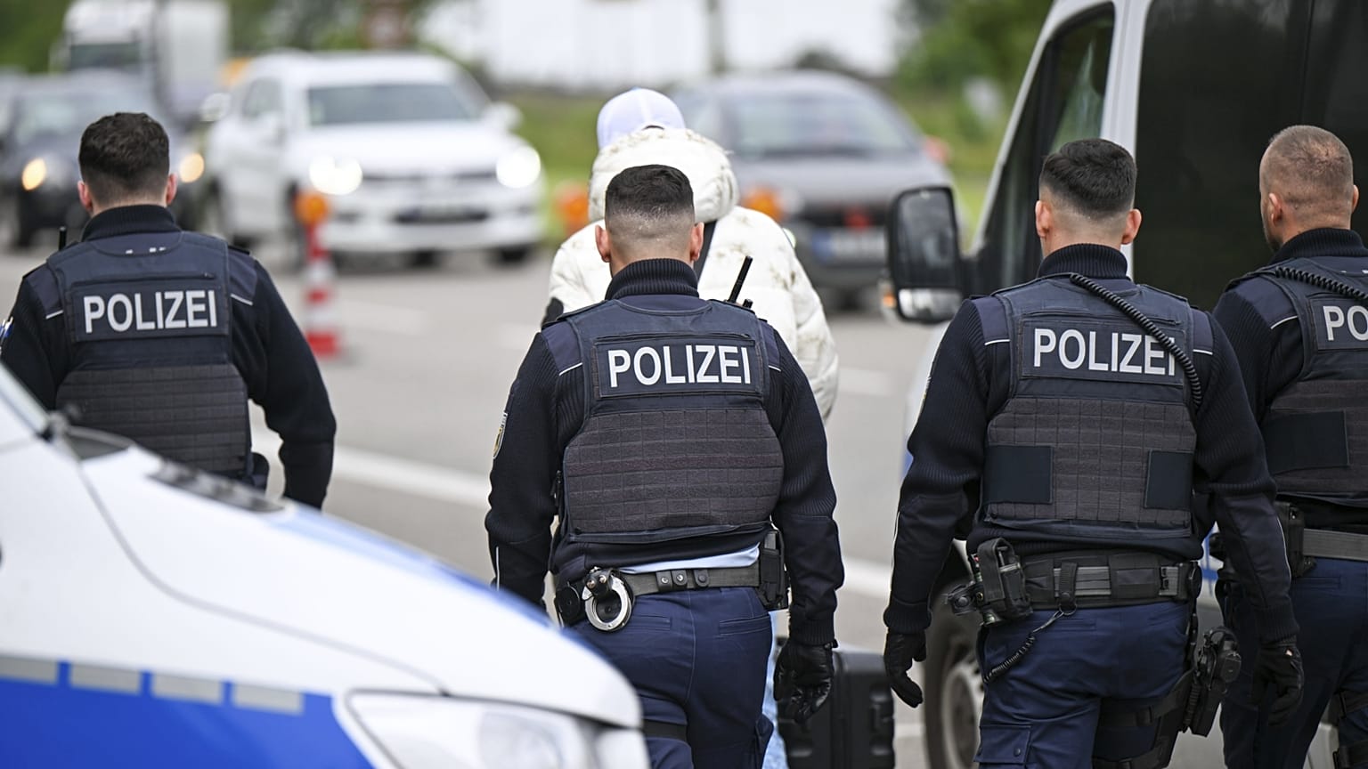 Német rendőrök visszafordítanak egy férfit Kehlnél, a francia határon