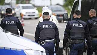 Német rendőrök visszafordítanak egy férfit Kehlnél, a francia határon
