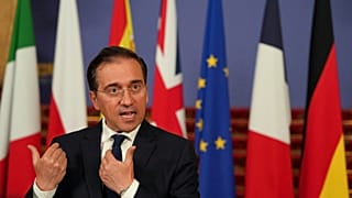 El ministro de Asuntos Exteriores, José Manuel Albares, habla con los medios en Londres durante un foro sobre Ucrania.