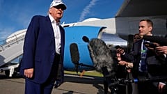 Le président Donald Trump s'adresse aux journalistes avant de monter à bord d'Air Force One à l'aéroport municipal de Morristown, dans le New Jersey, le dimanche 25 mai 2025