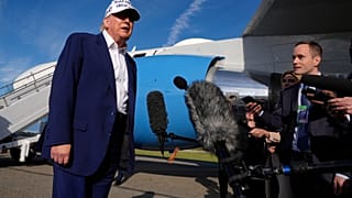 Президент Дональд Трамп общается с журналистами перед посадкой в самолет Air Force One в муниципальном аэропорту Морристауна в Морристауне, штат Нью-Джерси, в воскресенье, 25 мая 2025 года.