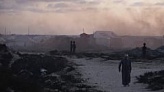 Vertriebene Palästinenser gehen am Donnerstag, 22. Mai 2025, durch ein behelfsmäßiges Zeltlager am Hafen von Gaza-Stadt.