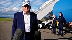 Präsident Donald Trump spricht zu Reportern, bevor er an Bord der Air Force One am Morristown Municipal Airport in Morristown, N.J., geht, Sonntag, 25. Mai 2025. 