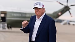 Donald Trump tras bajar de su avión oficial.