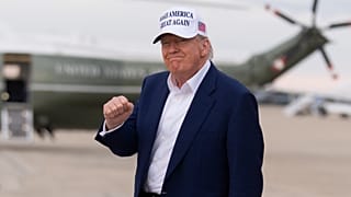 Donald Trump tras bajar de su avión oficial.