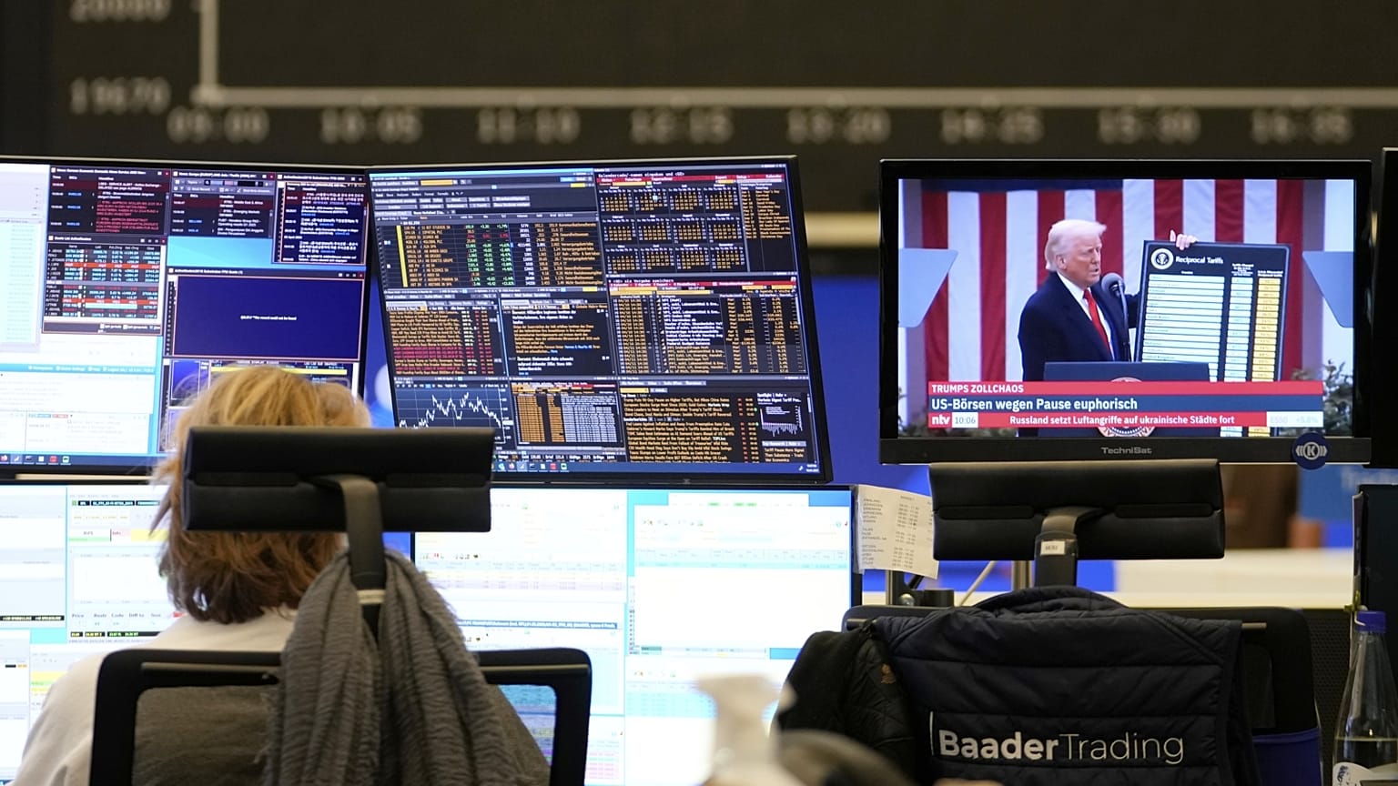 Egy kereskedő a frankfurti tőzsdén Trumpt nézi egy hírcsatornán