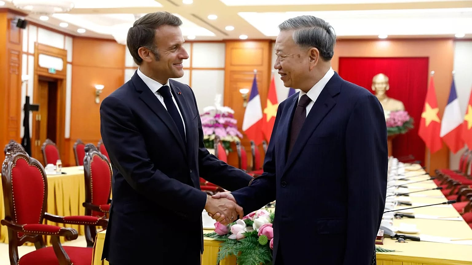 Prezydent Francji Emmanuel Macron, po lewej, uścisnął dłoń prezydentowi Wietnamu Luong Cuong w Pałacu Prezydenckim w Hanoi, Wietnam, poniedziałek,
