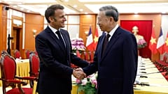 Fransa Cumhurbaşkanı Emmanuel Macron, solda, Pazartesi günü Vietnam'ın Hanoi kentindeki Cumhurbaşkanlığı Sarayı'nda Vietnam Cumhurbaşkanı Luong Cuong ile el sıkışıyor,