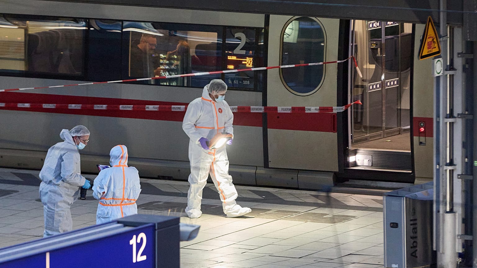 Ermittler arbeiten am Hamburger Hauptbahnhof, nachdem mehrere Menschen bei einer Messerattacke verletzt wurden, 23. Mai 2025