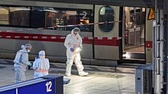 Ermittler arbeiten am Hamburger Hauptbahnhof, nachdem mehrere Menschen bei einer Messerattacke verletzt wurden, 23. Mai 2025