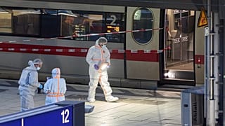 Ermittler arbeiten am Hamburger Hauptbahnhof, nachdem mehrere Menschen bei einer Messerattacke verletzt wurden, 23. Mai 2025