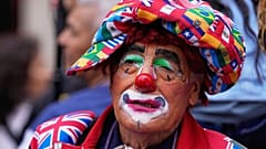 Ein Clown nimmt am Sonntag, dem 25. Mai 2025, an den Feierlichkeiten zum Nationalen Clown-Tag in Lima, Peru, teil.
