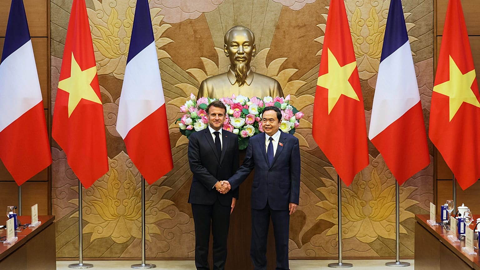 Macron e o presidente da Assembleia Nacional do Vietname, Tran Thanh Man