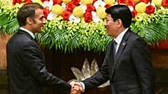 Emmanuel Macron, serre la main du président vietnamien Luong Cuong au palais présidentiel de Hanoï, au Vietnam, lundi 26 mai 2025.