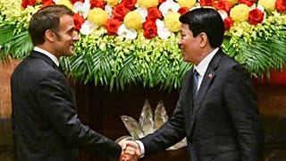 Emmanuel Macron, serre la main du président vietnamien Luong Cuong au palais présidentiel de Hanoï, au Vietnam, lundi 26 mai 2025.