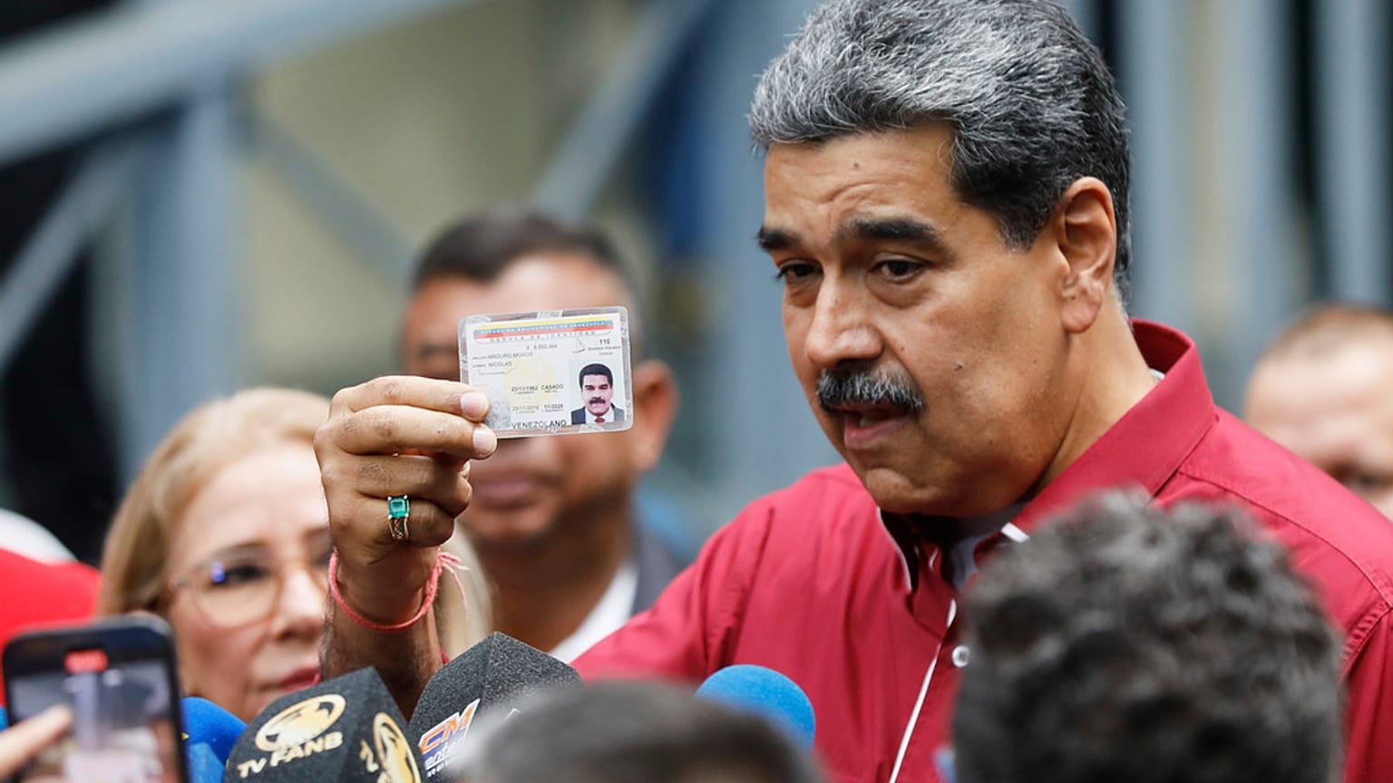 Nicolas Maduro venezuelai elnök újságíróknak mutatja személyi igazolványát a törvényhozási és helyhatósági választásokon való szavazás után a venezuelai Caracasban 2025. május 25-én, vasárnap. 