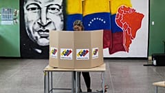 Un mural del fallecido expresidente Hugo Chávez preside esta fotografía de un colegio electoral venezolano.